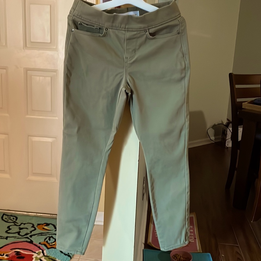 “Signature Levi Strauss” Totally Shaping Pull on skinny soft jeans. NWOT